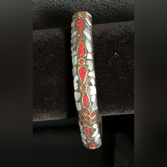 Pair of Beaded Bangle Cuff Bracelets in gold tone with White and Red Beads - Picture 3 of 12